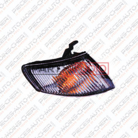 FEU AVANT DROIT BLANC 626 CAPELLA 10/97 - 03/02