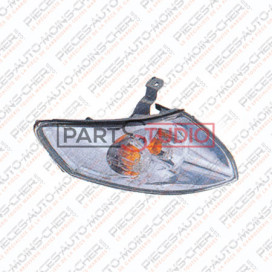 FEU AVANT DROIT BLANC 626 CAPELLA 01/00 - 03/02 